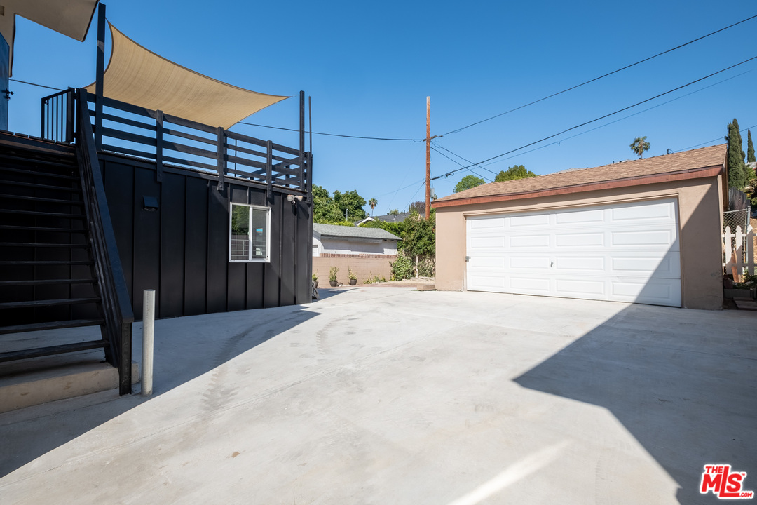 628 Silver Boulevard Los Angeles, CA 90026 - Photo 19 of 22 a view of a garage