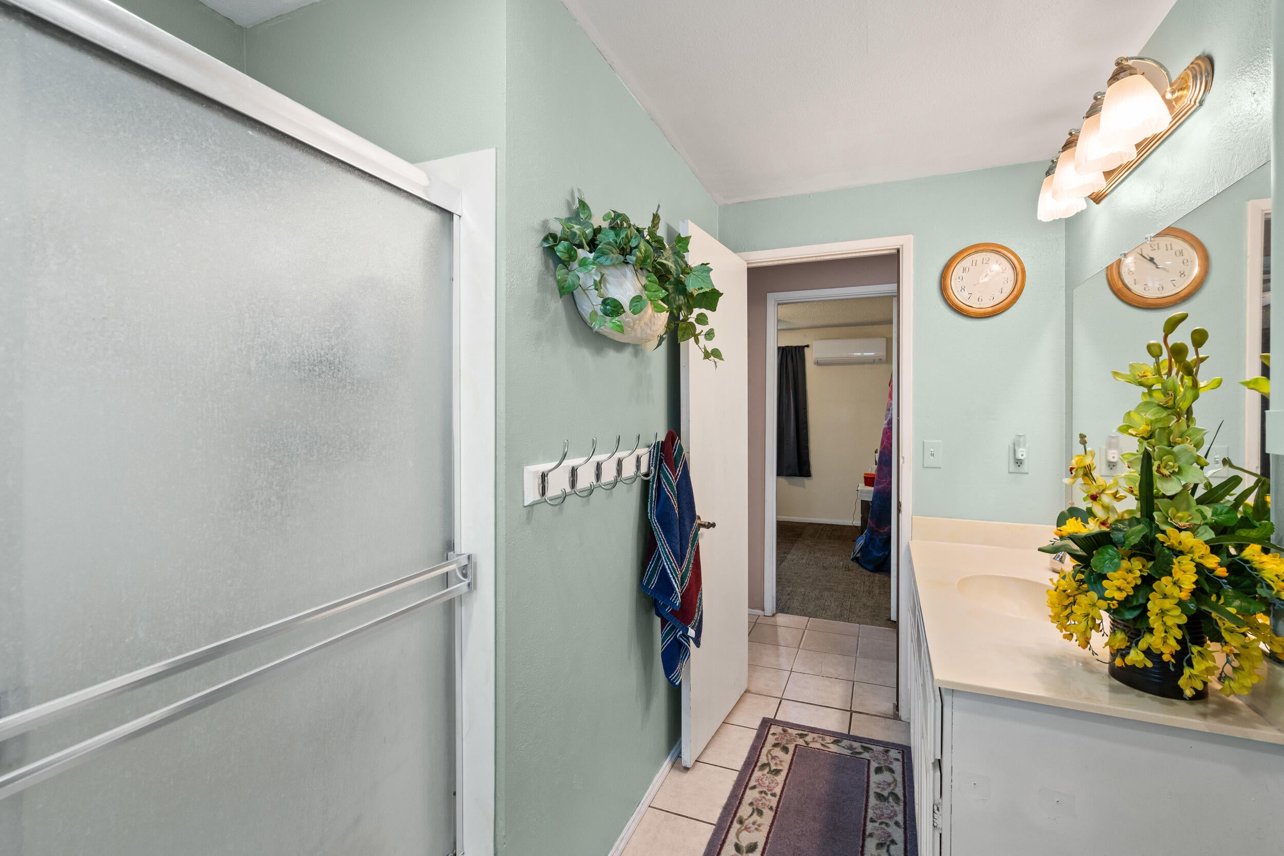 633 Libby Street Central Point, OR 97502 - Photo 12 of 20 Bathroom 1