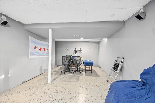 a view of a livingroom with furniture