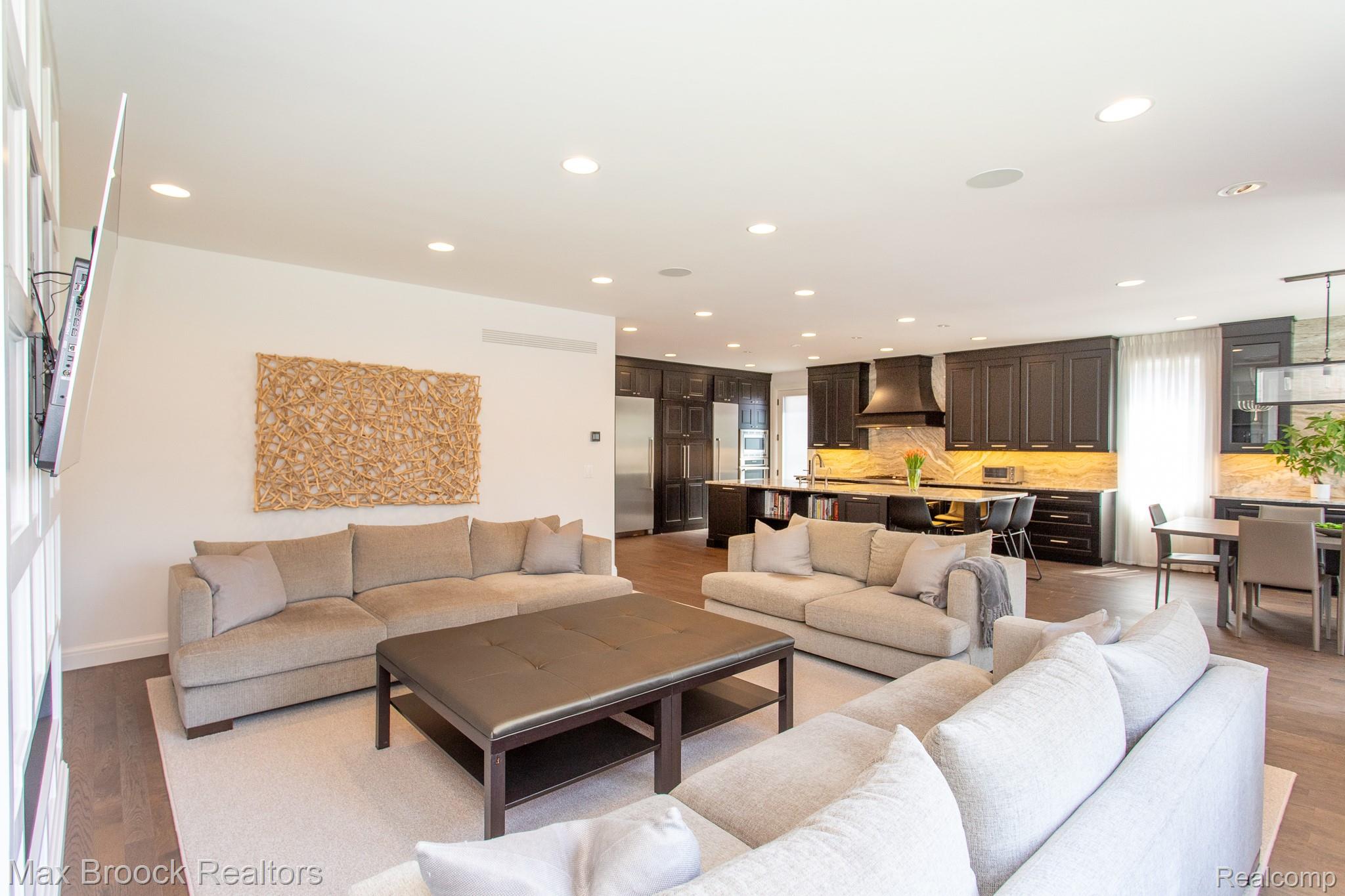 25925 York Road Royal Oak, MI 48067 - Photo 26 of 88 Living area featuring light wood finished floors and recessed lighting
