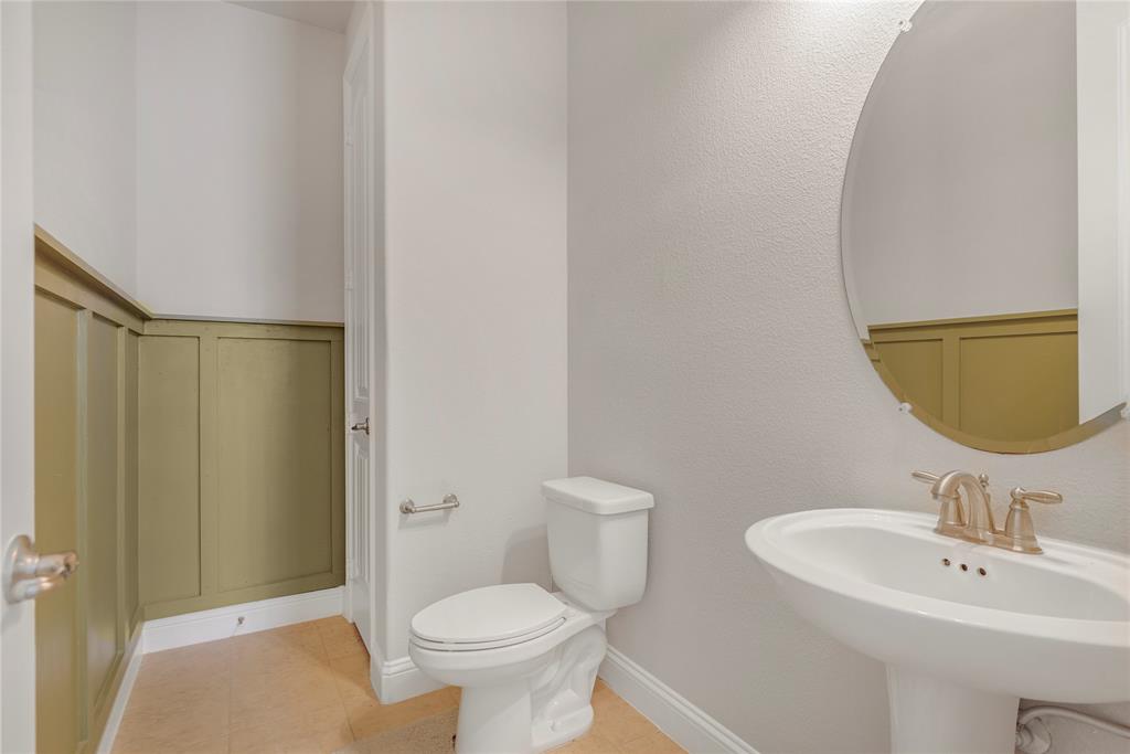 4560 Cheetah Trail Frisco, TX 75034 - Photo 16 of 38 a bathroom with a sink a toilet and shower