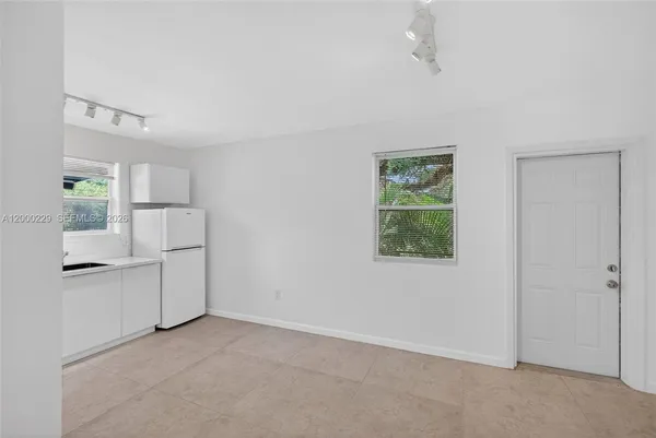 $1,800 | 3676 Oak Avenue, Unit 7, Miami, FL 33133
