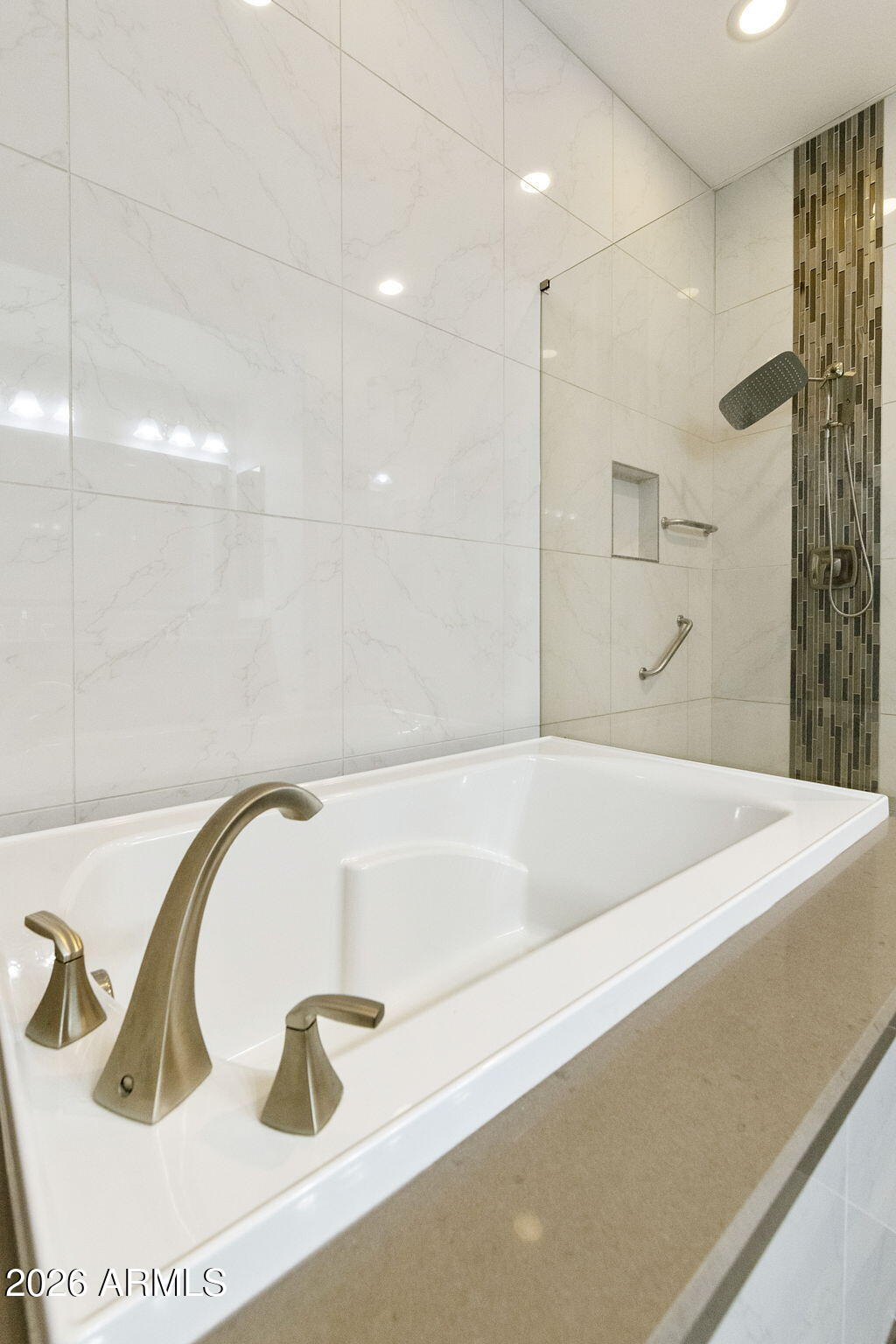 4777 South Fulton Ranch Boulevard, Unit 1086 Chandler, AZ 85248 - Photo 32 of 67 Primary suite tub