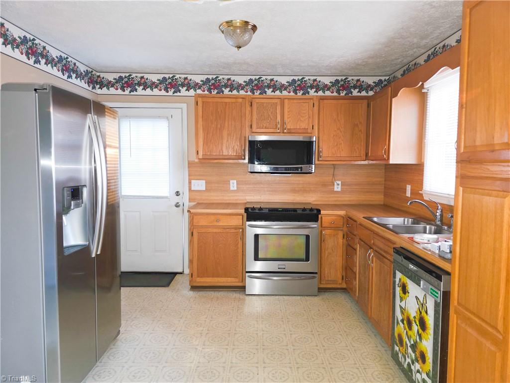 112 Oak Ridge Place Mount Airy, NC 27030 - Photo 7 of 31