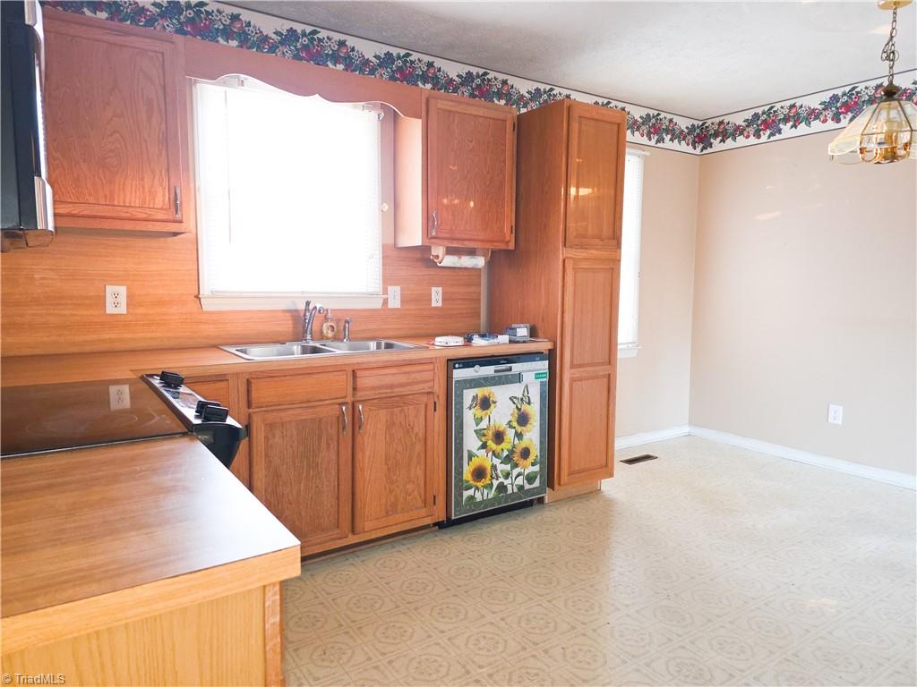 112 Oak Ridge Place Mount Airy, NC 27030 - Photo 9 of 31