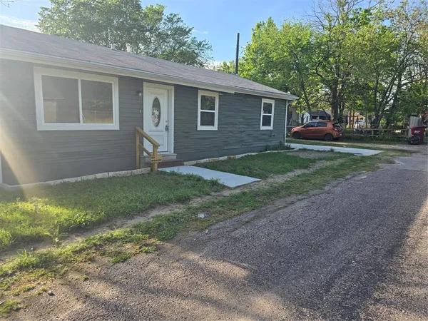 $875 | 121 Windom Street, Unit B, Farmersville, TX 75442