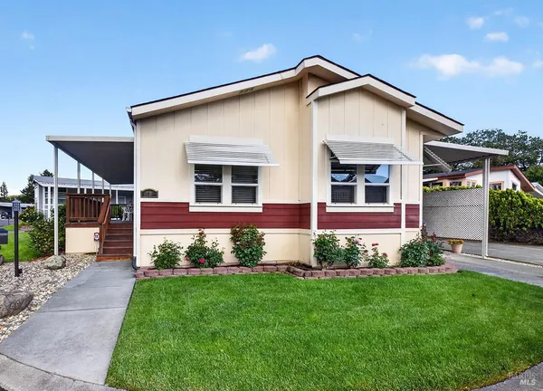 a view of a house with backyard