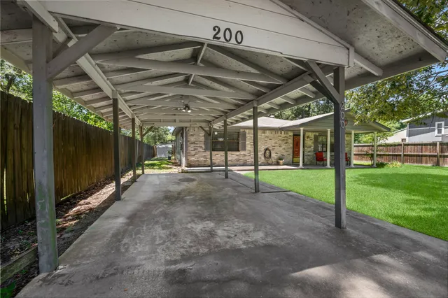 a view of a backyard