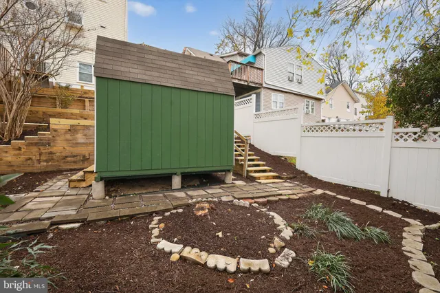 a view of a backyard