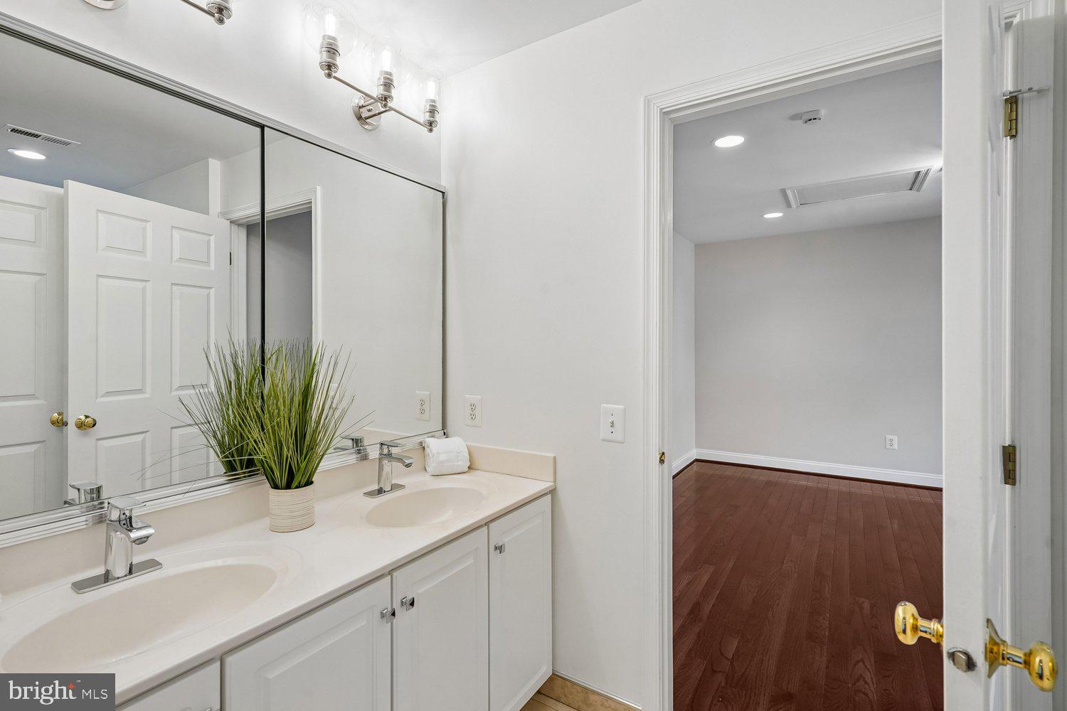 1703 Raleigh Hill Road Vienna, VA 22182 - Photo 34 of 69 Jack & Jill Bath