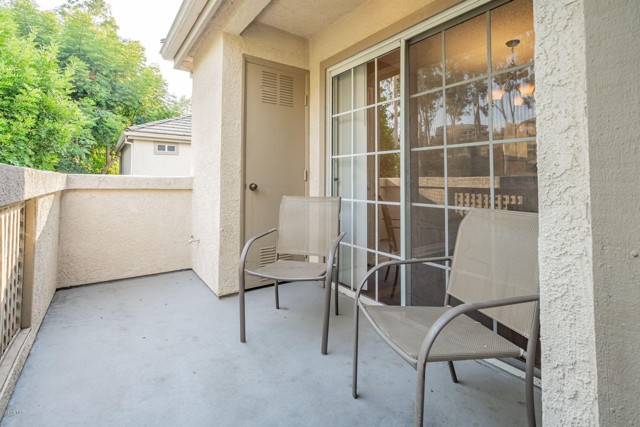 1067 Waltham Road, Unit D Simi Valley, CA 93065 - Photo 24 of 31 a balcony with table and chairs