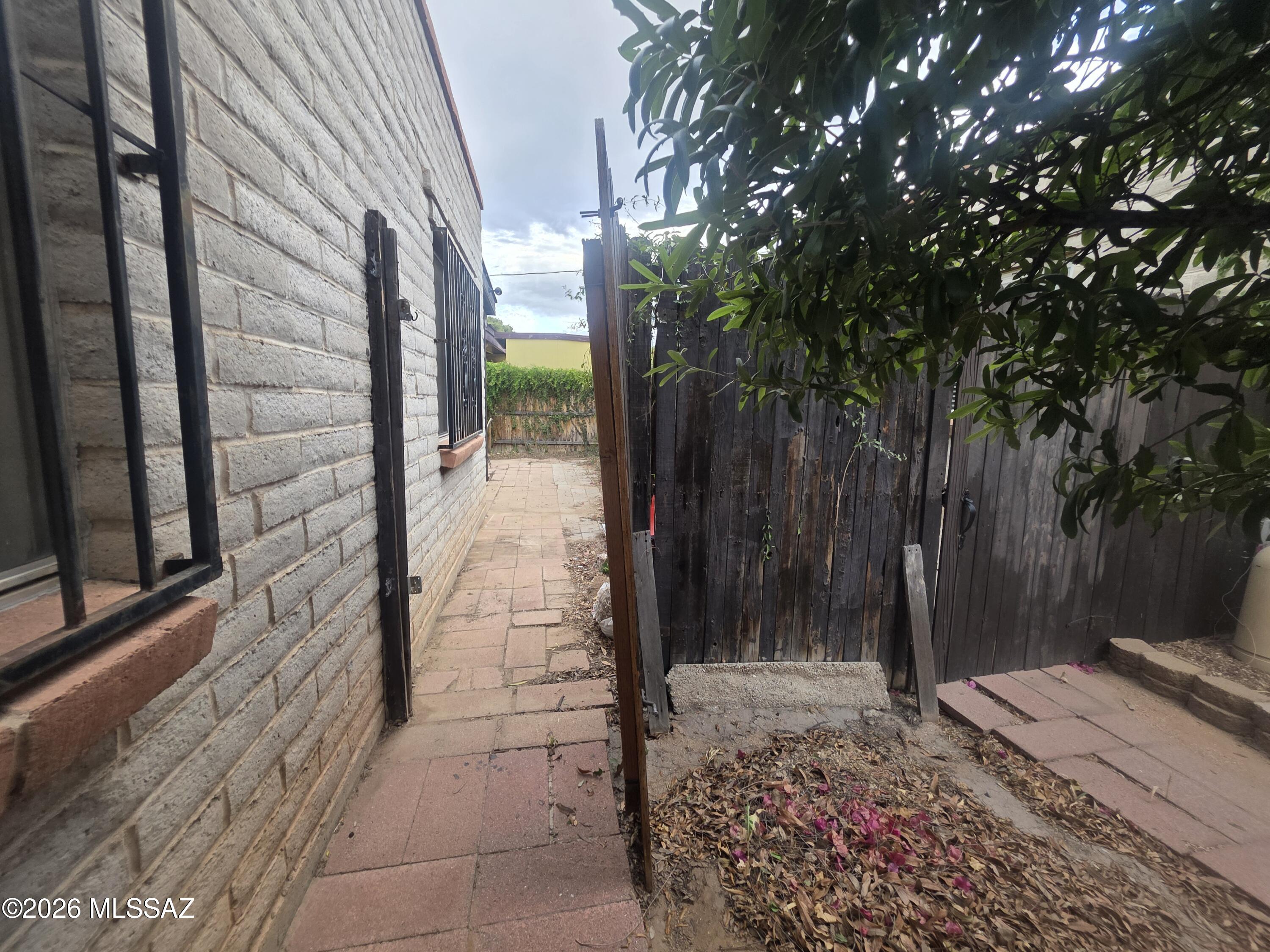211 West Roger Road, Unit 24 Tucson, AZ 85705 - Photo 20 of 24 a view of a pathway of a building