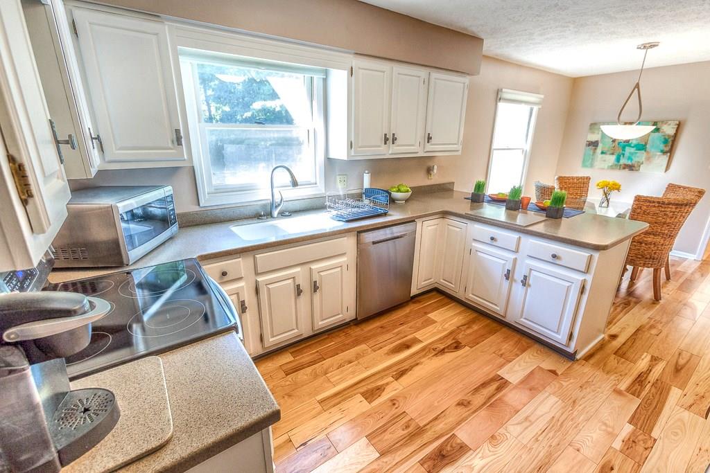 8748 Sawleaf Road Indianapolis, IN 46260 - Photo 5 of 24 Gallery Image 5