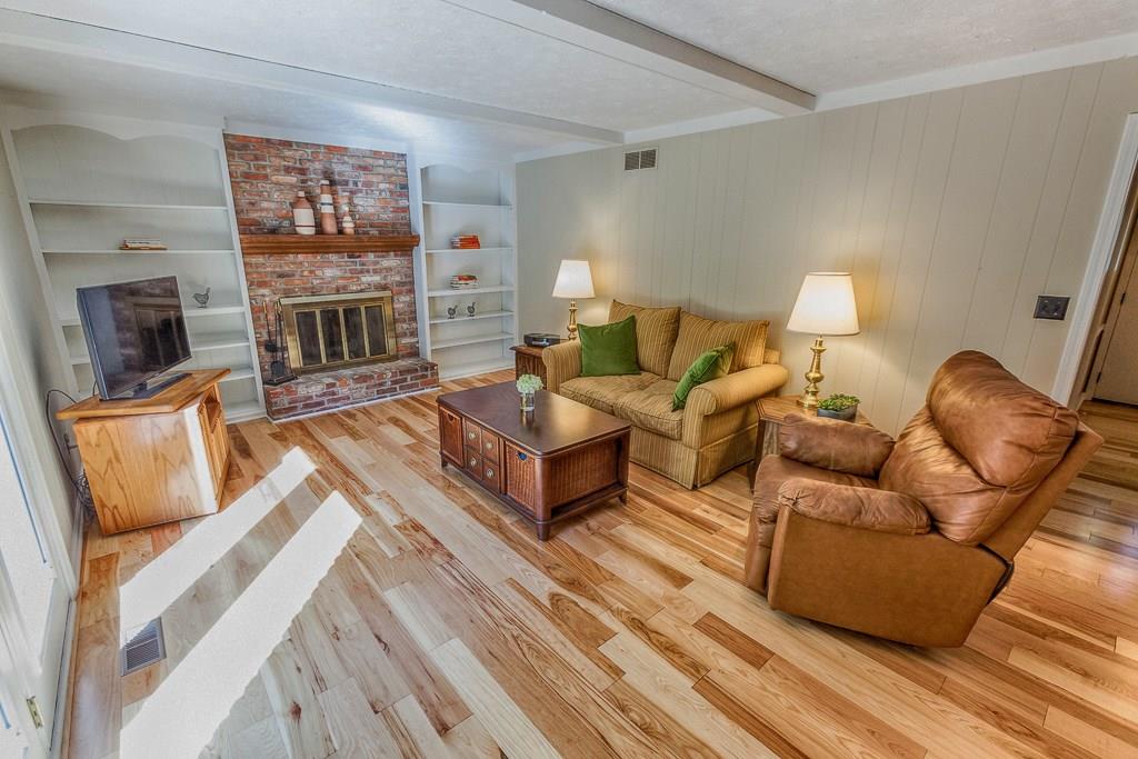 8748 Sawleaf Road Indianapolis, IN 46260 - Photo 8 of 24 Gallery Image 8