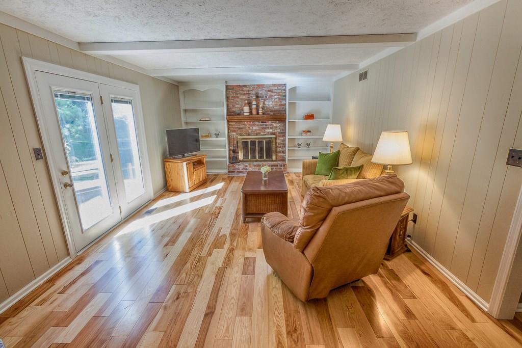 8748 Sawleaf Road Indianapolis, IN 46260 - Photo 9 of 24 Gallery Image 9