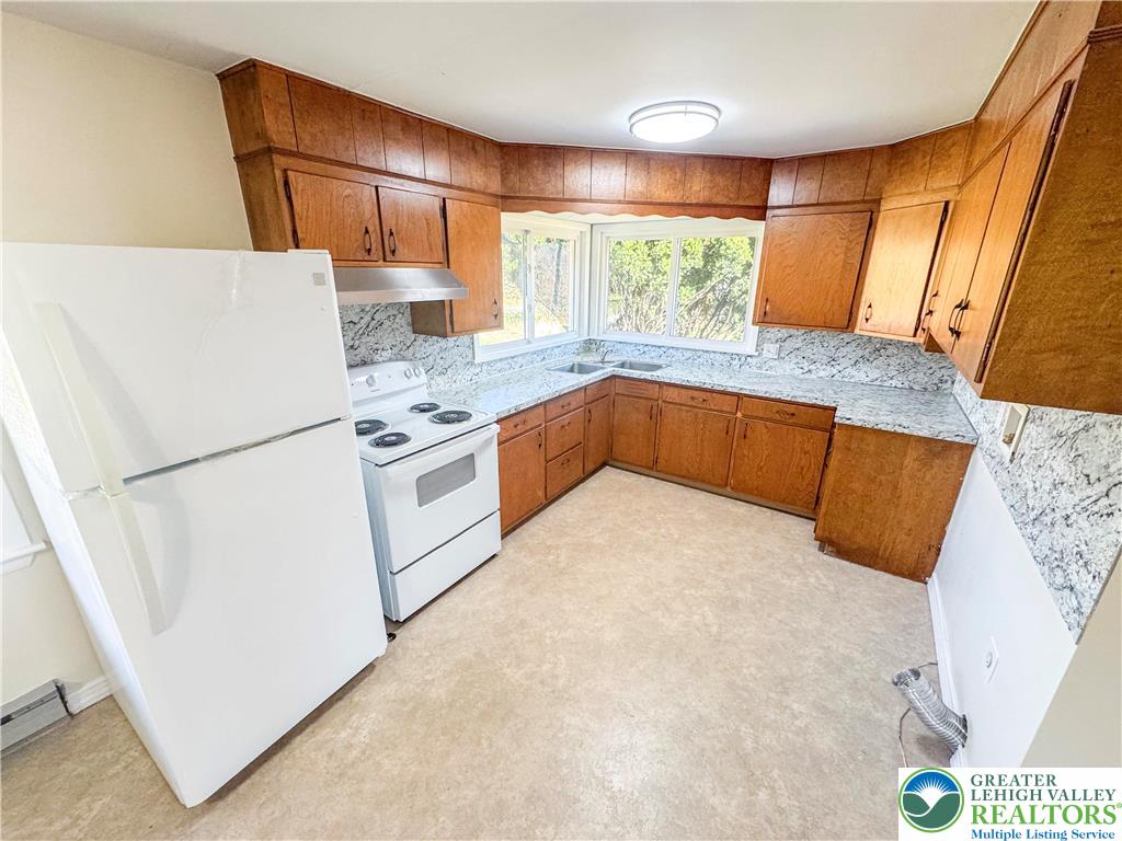 1350 Kunkletown Road, Unit 201 Saylorsburg, PA 18353 - Photo 6 of 15 a kitchen with a stove a refrigerator and a window