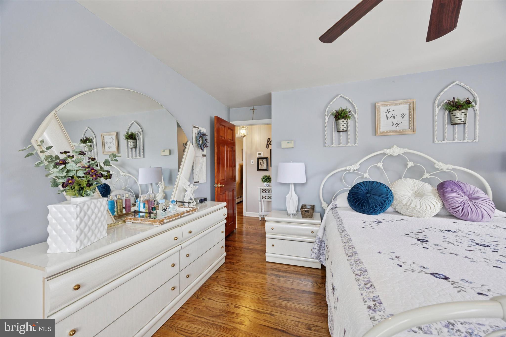 730 Dutton Circle Springfield, PA 19064 - Photo 20 of 38 a living room with furniture and wooden floor