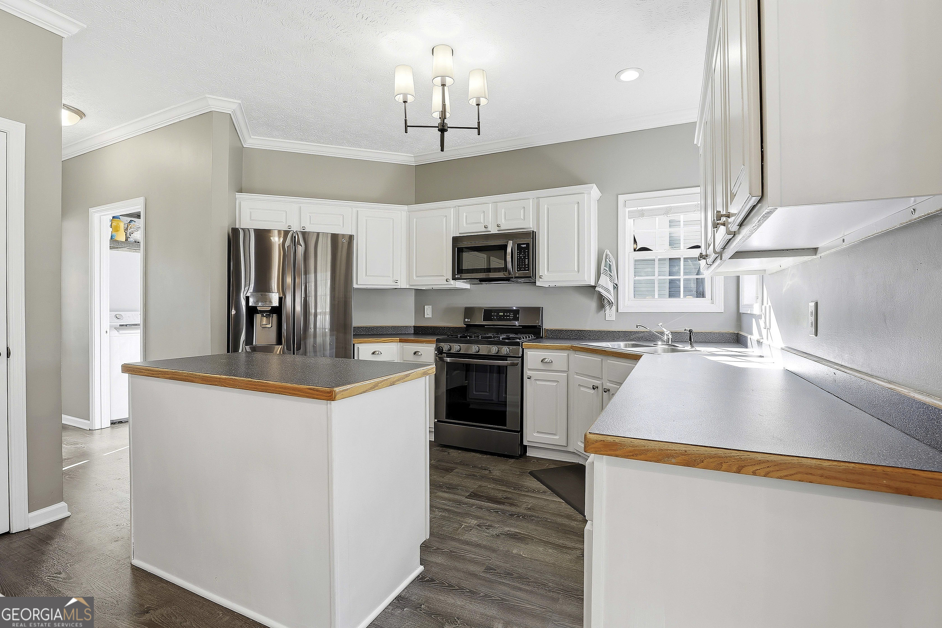 320 Emerald Way Senoia, GA 30276 - Photo 24 of 57 a kitchen with granite countertop a refrigerator a stove top oven a sink and dishwasher