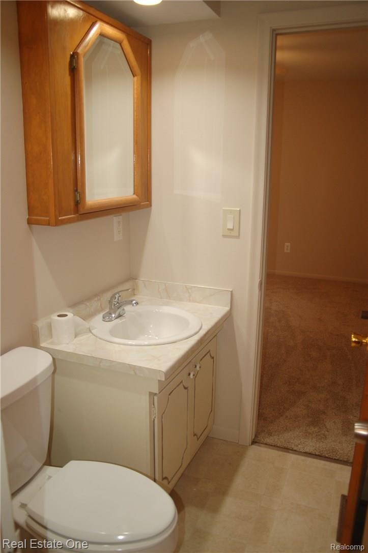 1886 Grace Avenue Rochester, MI 48309 - Photo 8 of 13 bath.JPG
