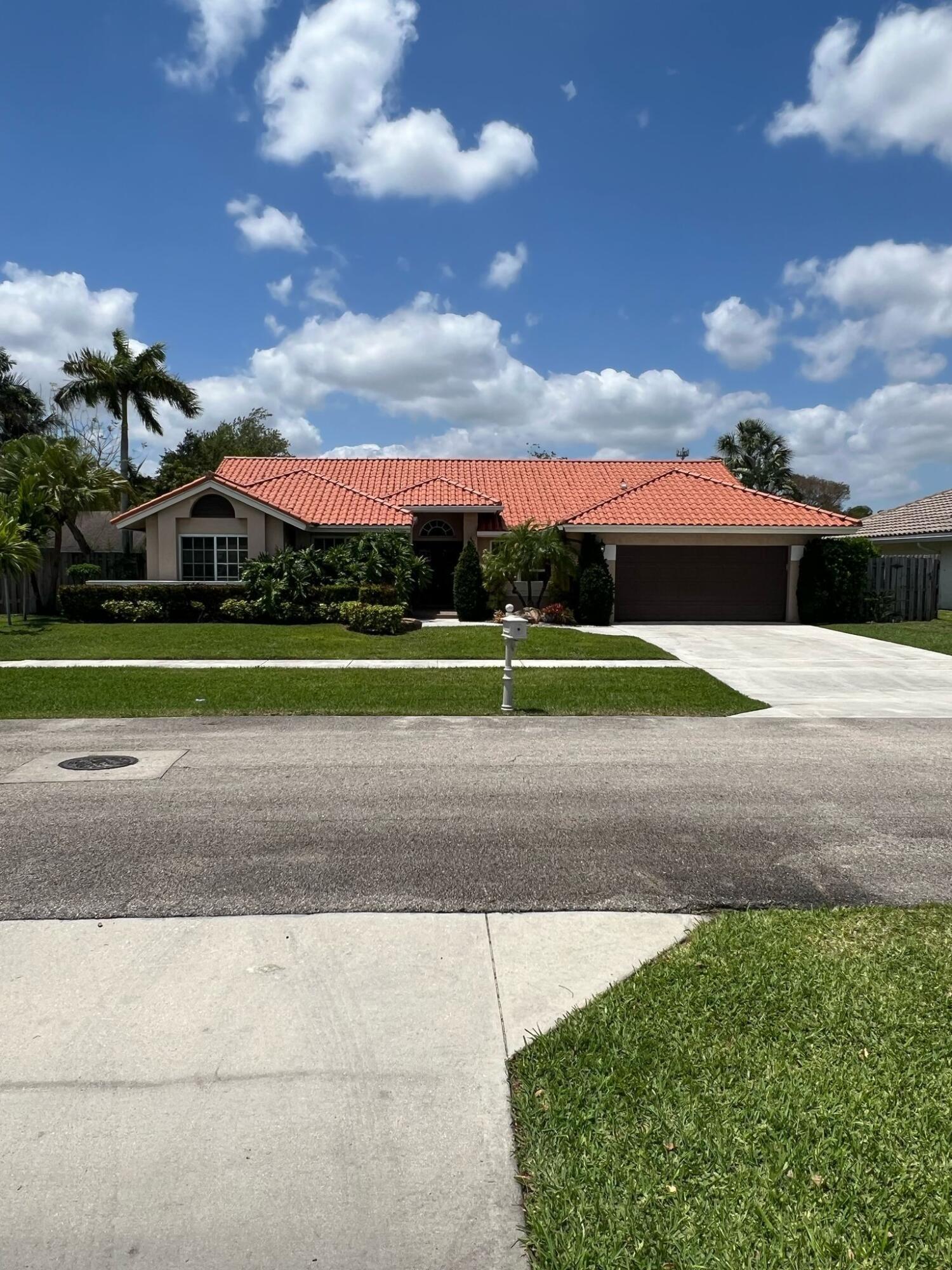 9664 West Lake Court Boca Raton, FL 33434 - Photo 3 of 42 3a4c4478-efcd-4860-be57-4a491bd57ac8