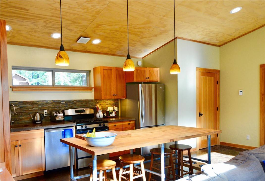 16 Littell Road Mazama, WA 98833 - Photo 4 of 21 a kitchen that has a table and chairs in it
