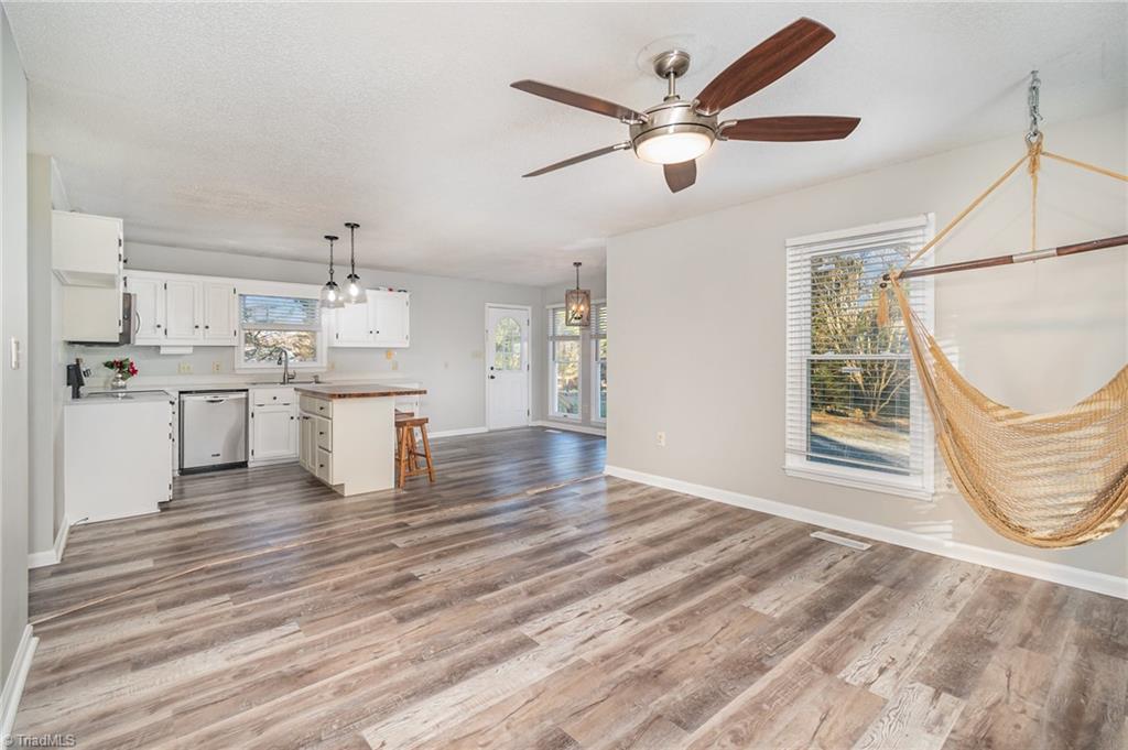 3601 Fieldview Road Pleasant Garden, NC 27313 - Photo 5 of 22 Living room & Kitchen