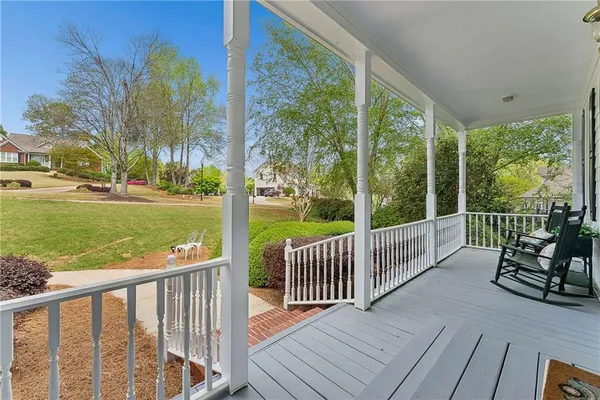 a view of a house with backyard and garden