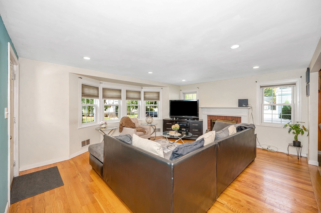 17 Breakheart Road Saugus, MA 01906 - Photo 4 of 42 Gallery Image 4