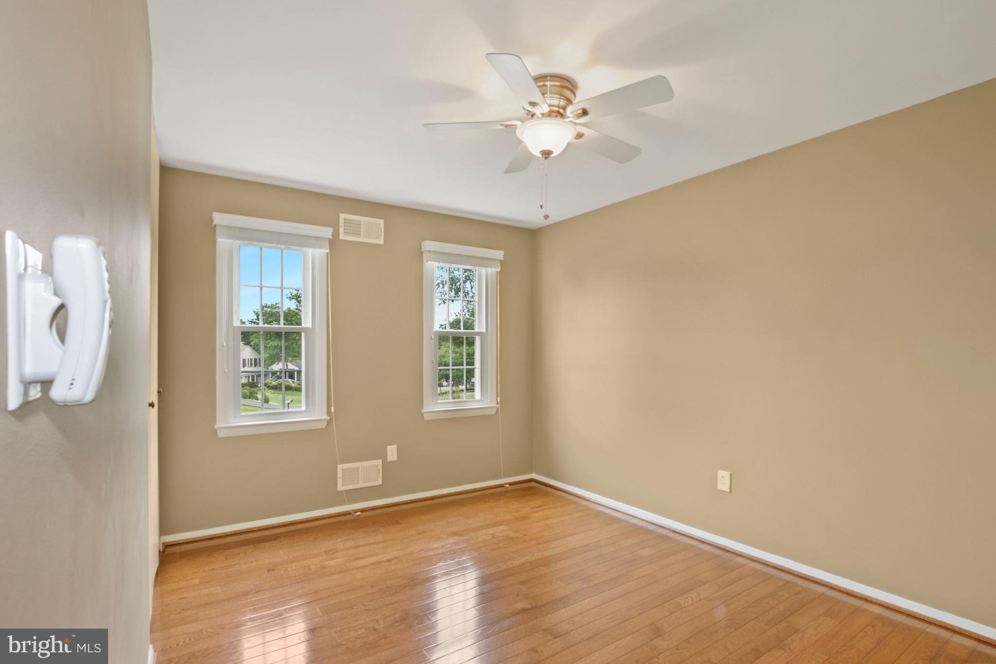 20 Southview Court Silver Spring, MD 20905 - Photo 23 of 41 2nd upstairs bedroom