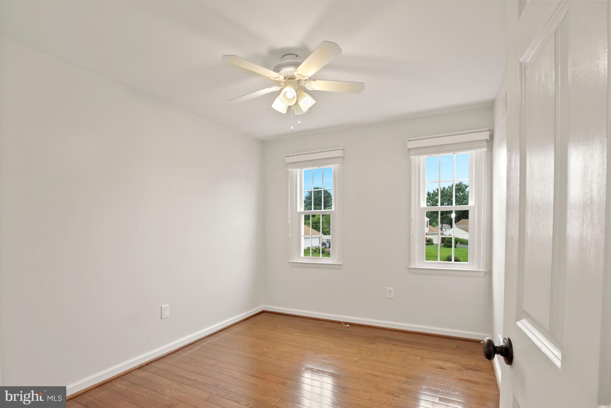 20 Southview Court Silver Spring, MD 20905 - Photo 24 of 41 3rd upstairs bedroom