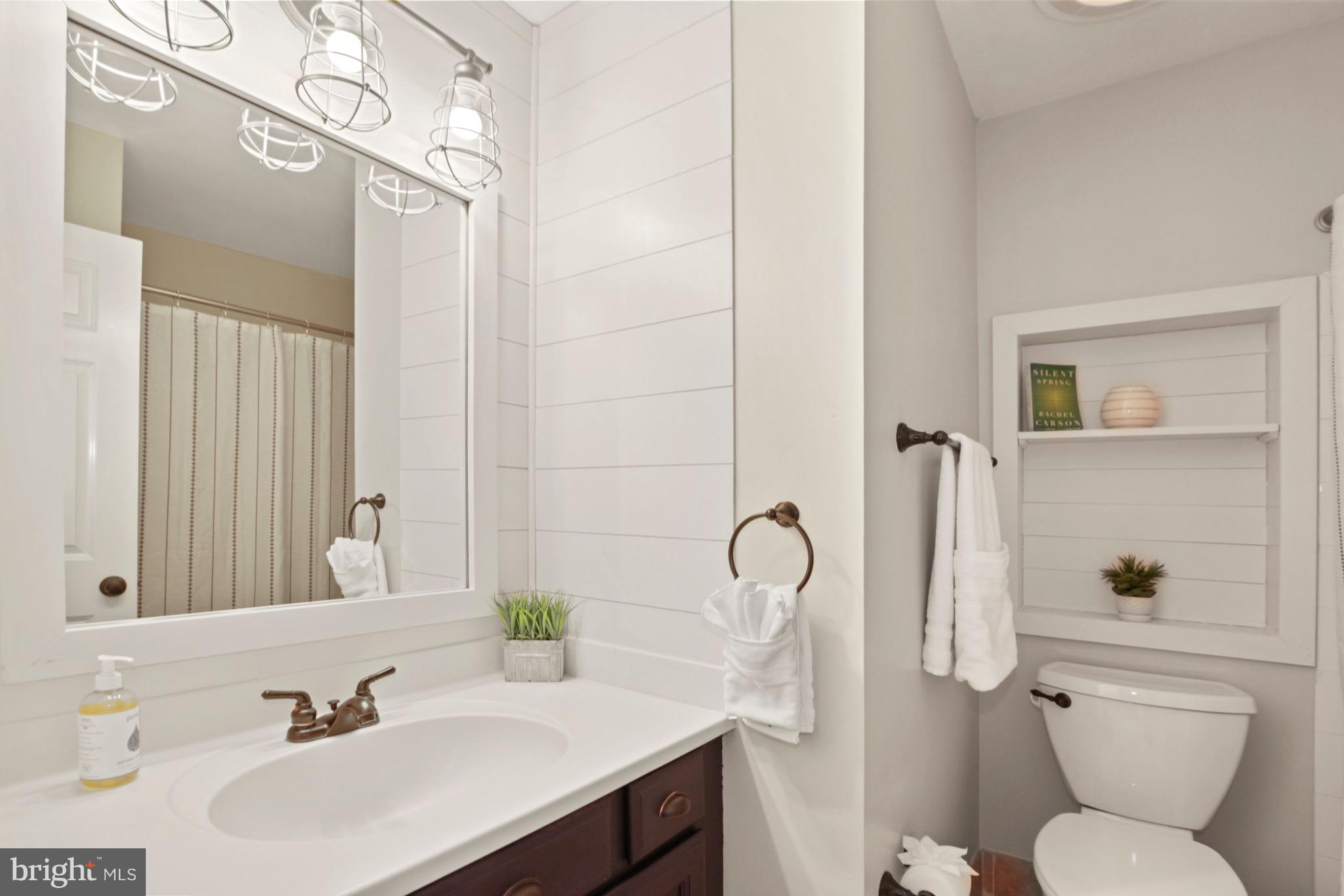 20 Southview Court Silver Spring, MD 20905 - Photo 25 of 41 Upstairs hall bathroom