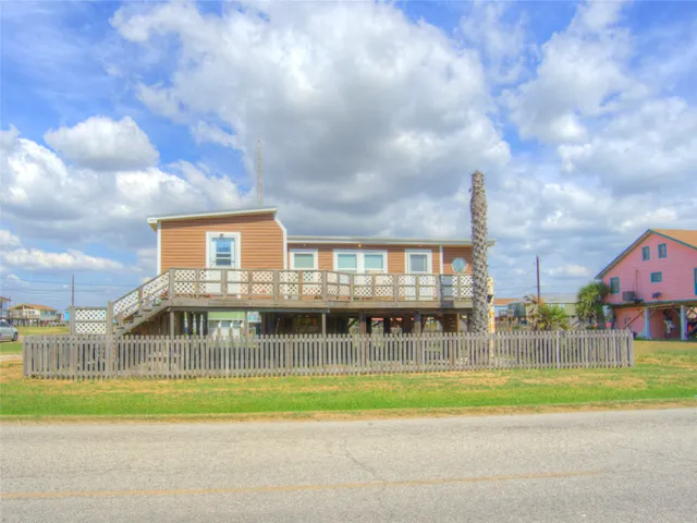 $250,000 | 818 Fort Velasco Drive, Surfside Beach, TX 77541