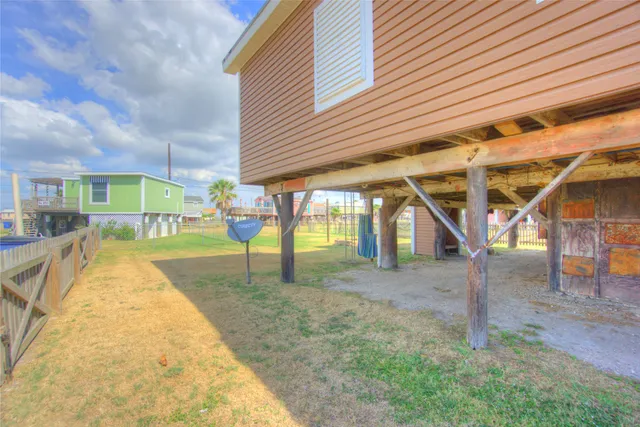 $250,000 | 818 Fort Velasco Drive, Surfside Beach, TX 77541