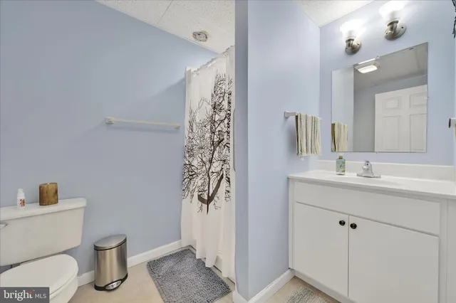 a view of a livingroom with furniture and a ceiling fan