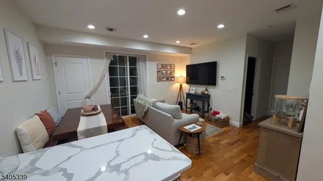 $2,850 | 104 Broughton Avenue, Unit 1B, Bloomfield, NJ 07003