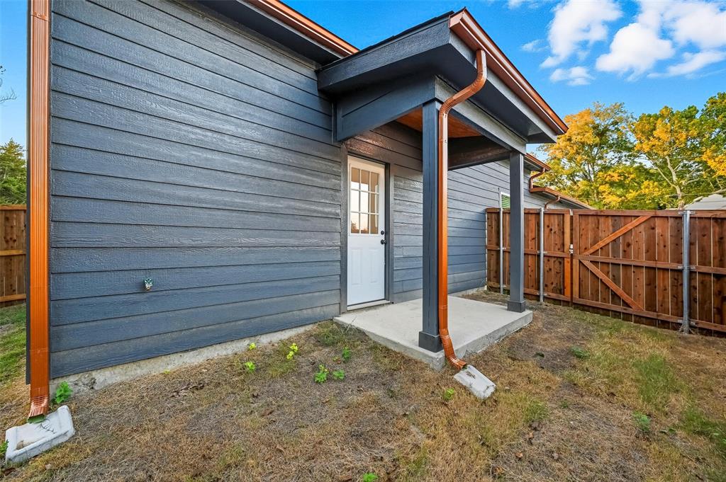 1315 Oneal Street, Unit A Commerce, TX 75428 - Photo 15 of 17 a backyard of a house