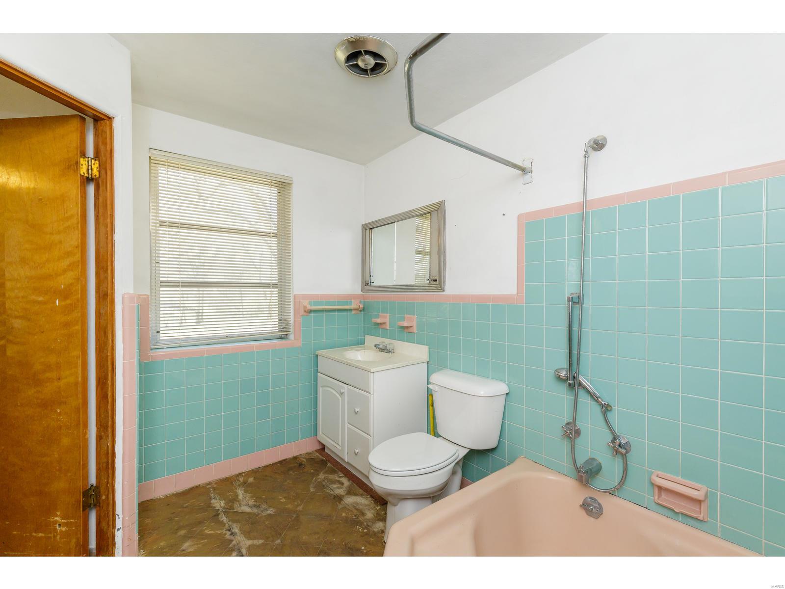 1231 Stein Road St. Louis, MO 63135 - Photo 11 of 24 Gallery Image 11