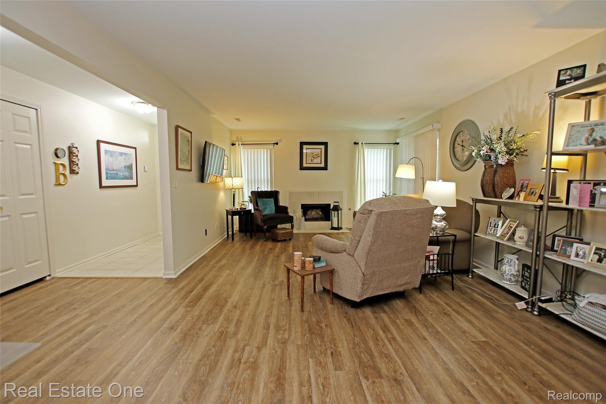 3559 Oakmonte Boulevard Rochester, MI 48306 - Photo 5 of 29 5) Living Room.jpg