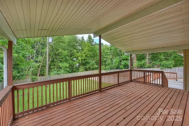 a view of a back yard