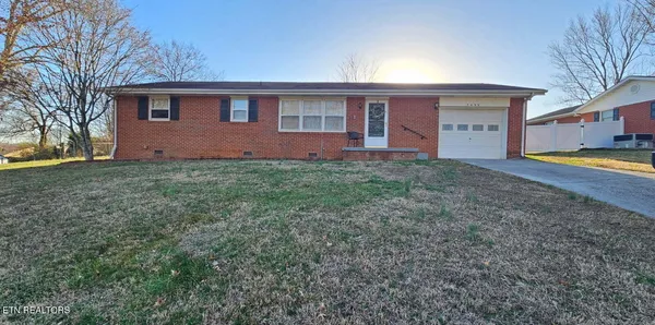 a view of a house with backyard and garden