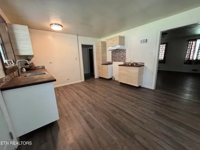 $650,000 | 2215 Clinton Highway, Powell, TN 37849