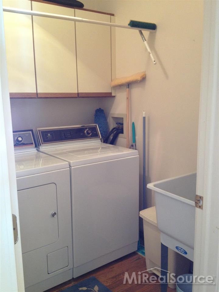 2185 London Bridge Drive Rochester, MI 48307 - Photo 6 of 8 LAUNDRY ROOM