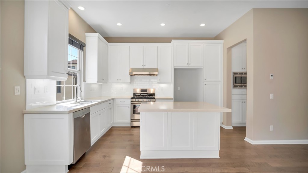 142 Firefly Irvine, CA 92618 - Photo 11 of 65 Kitchen