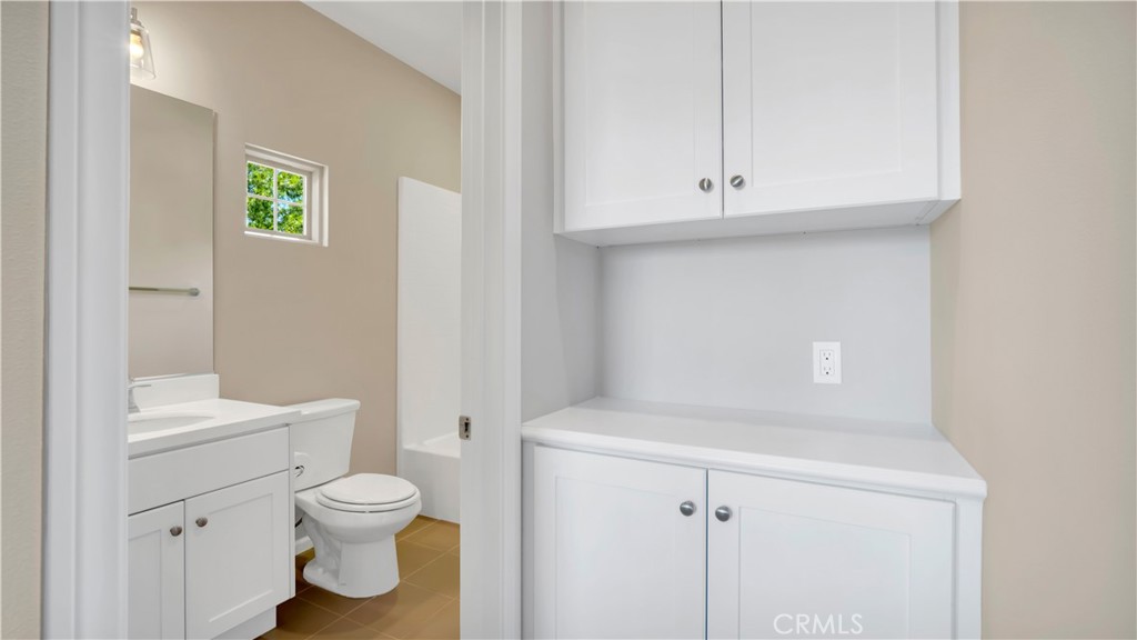 142 Firefly Irvine, CA 92618 - Photo 28 of 65 3rd Level Jr Suite