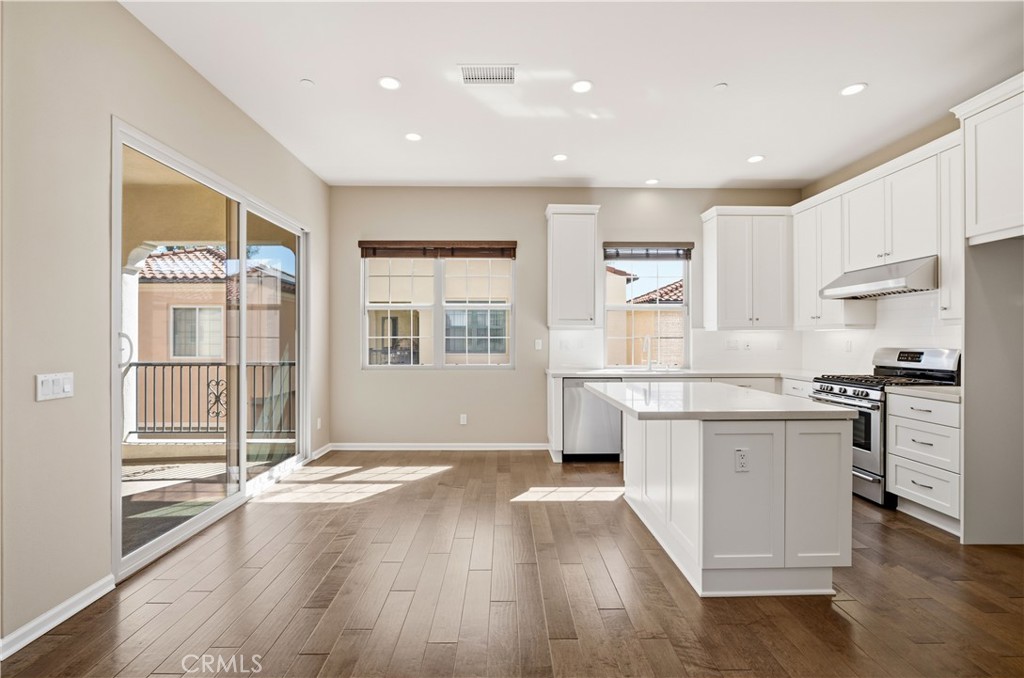 142 Firefly Irvine, CA 92618 - Photo 8 of 65 Dining/Kitchen