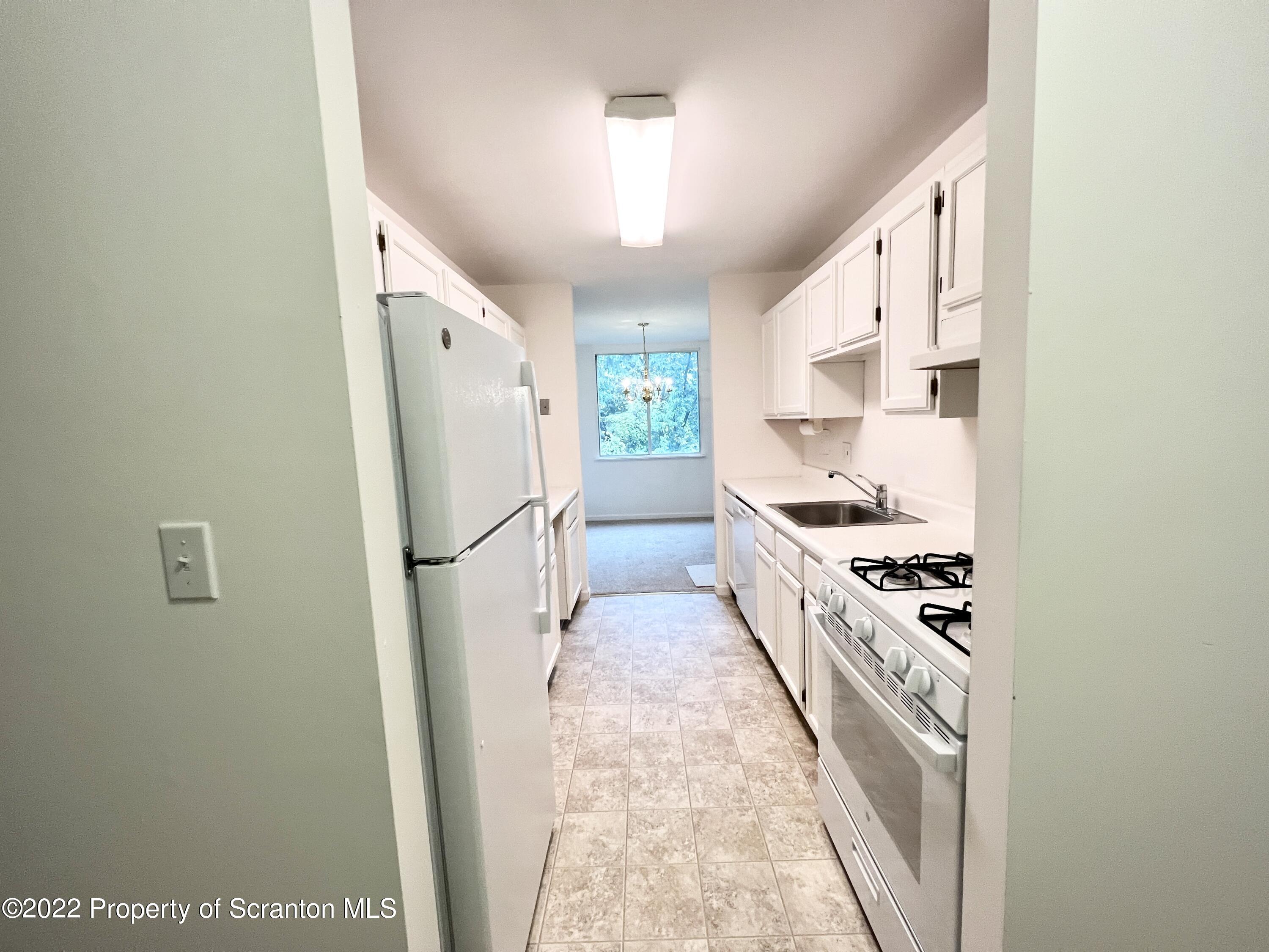 1406 Summit Pointe Scranton, PA 18508 - Photo 10 of 16