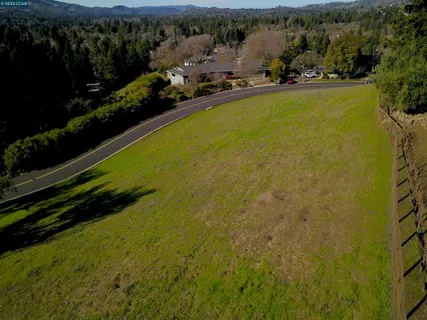 a view of a yard with a table and chairs