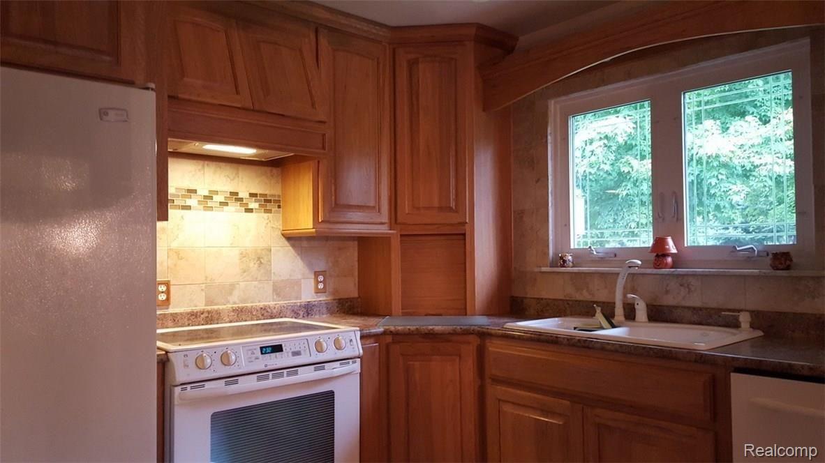 4261 Crawford Road Dryden, MI 48428 - Photo 9 of 29 kitchen 2.jpg
