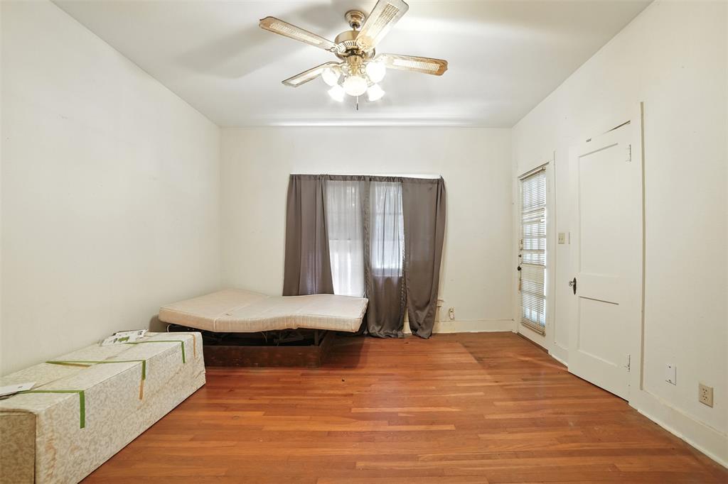 514 South Main Street Lockhart, TX 78644 - Photo 6 of 14 a view of room with furniture and a chandelier fan