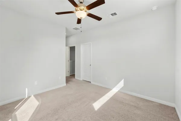 en empty room with ceiling fan